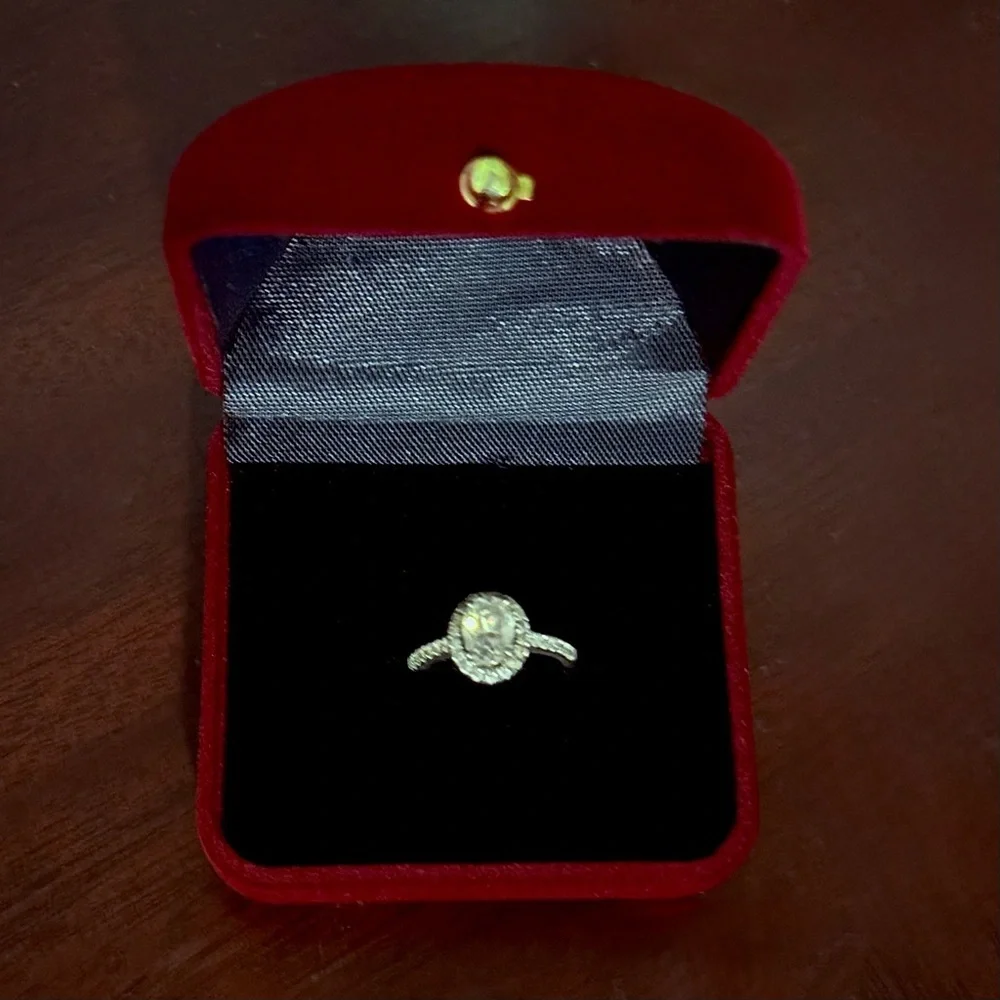 Elegant Silver Ring with Clear Gemstones